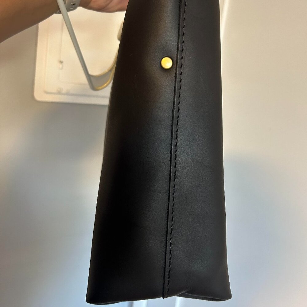 Portland Leather Medium Crossbody Tote w/Zipper - Picture 5 of 6